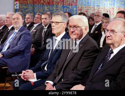 Gedenkfeier zum fuenften Jahrestag des Attentats auf die Synagoge in Halle Saale am Mittwoch 09.10.2024 in der Ulrichskirche in Halle. Foto v.r.: Reiner Haseloff CDU, Ministerpraesident von Sachsen-Anhalt Bundespraesident Frank-Walter Steinmeier Egbert Geier SPD, Bürgermeister von Haalle an der Saale der israelischen Botschafter Ron Prosor der Rechtsterrorist Stephan B. attackiert am 9. Oktober 2019 die verschlossene Holztuer zum Gelaende der Synagoge, versucht in Kampfmontur, mit Sprengsaetzen und Schusswaffen in die Synagoge zu gelangen, um dort moeglichst viele Juden zu toeten. Die Tuer HE Stockfoto