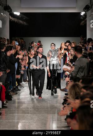 Der portugiesische Designer Valentim Quaresma wird auf der Lissabonner Fashion Week auf dem Laufsteg beobachtet. Stockfoto