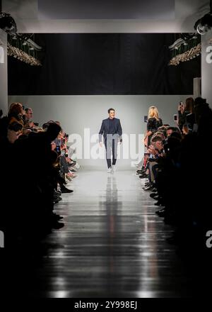 Der portugiesische Designer Carlos Gil wird auf der Lissabonner Fashion Week auf dem Laufsteg beobachtet. Stockfoto