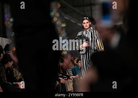 Während der Fashion Show des portugiesischen Designers Carlos Gil auf der Lissabonner Fashion Week wird ein Model auf dem Laufsteg beobachtet. Stockfoto