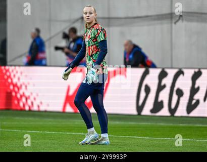 München, Deutschland. Oktober 2024. Daphne Van Domselaar (Torfrau, Arsenal Woman FC, #14) beim Aufwaermen. GER, FC Bayern München Frauen vs. Arsenal WFC, Fussball, UEFA Womans Champions League, Gruppe C, 1. Spieltag, Saison 2024/2025, 09.10.2024. Foto: Eibner-Pressefoto/Heike feiner Credit: dpa/Alamy Live News Stockfoto
