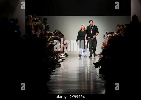 Lissabon, Portugal. März 2020. Der portugiesische Designer Ricardo Preto wird auf der Lissabonner Fashion Week auf dem Laufsteg beobachtet. (Foto: Hugo Amaral/SOPA Images/SIPA USA) Credit: SIPA USA/Alamy Live News Stockfoto