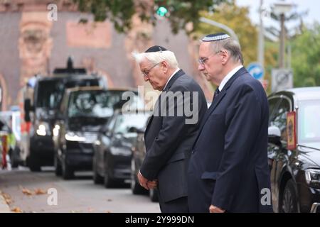 Bundespraesident Frank-Walter Steinmeier und reiner Haseloff CDU, Ministerpraesident von Sachsen-Anhalt, gedenken der Opfer von Halle Saale vor der Synagoge in Halle Foto vom 09.10.2024. Der Rechtsterrorist Stephan B. attackiert am 9. Oktober 2019 die verschlossene Holztuer zum Gelaende der Synagoge, versucht in Kampfmontur, mit Sprengsaetzen und Schusswaffen in die Synagoge zu gelangen, um dort moeglichst viele Juden zu toeten. Die Tuer haelt Stand und wird zum Symbol für das Wunder und die Wunder von Halle , wie es spaeter oft heisst. Der Attentaeter erschiesst in der Naehe der Synagoge zwei Stockfoto