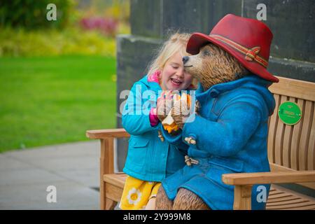 Edinburgh, Schottland. Mittwoch, 9. Oktober 2024. Lyra mit Paddington bei der Enthüllung seiner besonderen Statue in Edinburgh, die auch in Städten, Städten und Schönheitsstätten in ganz Großbritannien und Irland vor dem jüngsten Kinoausflug von bearÕs, PADDINGTON IN PERU, in Großbritannien und Irland, am 8. November in den Kinos von Irland und Großbritannien zu sehen ist. Brian D Anderson Stockfoto