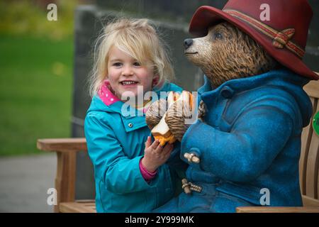 Edinburgh, Schottland. Mittwoch, 9. Oktober 2024. Lyra mit Paddington bei der Enthüllung seiner besonderen Statue in Edinburgh, die auch in Städten, Städten und Schönheitsstätten in ganz Großbritannien und Irland vor dem jüngsten Kinoausflug von bearÕs, PADDINGTON IN PERU, in Großbritannien und Irland, am 8. November in den Kinos von Irland und Großbritannien zu sehen ist. Brian D Anderson Stockfoto