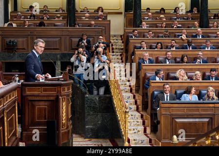 Madrid, Spanien. Oktober 2024. Alberto Nunez Feijoo (L), Präsident der PP, sprach, während Pedro Sanchez (R), spanischer Premierminister und Generalsekretär der PSOE-Partei, auf dem spanischen Abgeordnetenkongress am 09. Oktober 2024 in Madrid lacht; die Regierungskontrolle wurde von den Oppositionsparteien dringend aufgerufen, die Maßnahmen der Regierung in Bezug auf die Migrationskrise zu überprüfen und zu diskutieren. Quelle: SOPA Images Limited/Alamy Live News Stockfoto