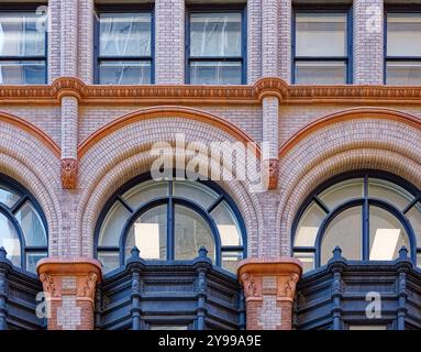 Das 1895 erbaute Ahrens Building wurde sorgfältig restauriert, um aufwendige polychrome Ziegelsteine und Terrakotta-Details zu präsentieren. Stockfoto