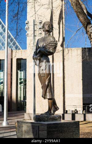 Edmonton, Kanada, 12. November 2023: Bronzeskulptur zeigt eine weibliche Figur in traditioneller ukrainischer Tracht von John Barney Weaver A Lost-W Stockfoto