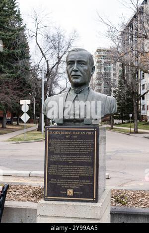 Edmonton, Kanada, 2. Mai 2024: Eine Bronzebüste von Lucien Dubuc auf dem Heritage Trail entlang der Victoria Promenade in Edmonton Stockfoto