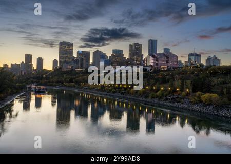 Edmonton, Kanada, 24. September 2024: Blick auf die Innenstadt mit Lichtern in der frühen Herbstsaison in der Abenddämmerung Stockfoto