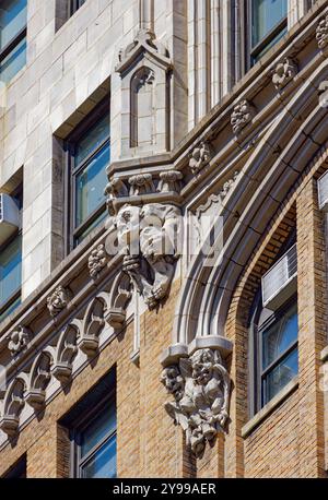 Grotesken schmücken die Fassade der Lafayette Hall, der NYU Residence Hall, die früher als Hallenbeck-Hungerford Building, 80 Lafayette Street bekannt war. Stockfoto