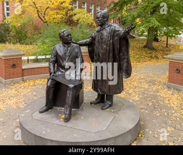 Edmonton, Canadam 6. Oktober 2024: Die Skulptur der Visionäre von Henry Marshall Tory und Alexander Cameron Rutherford, Albertas erster Premierminister. Eine Karte o Stockfoto