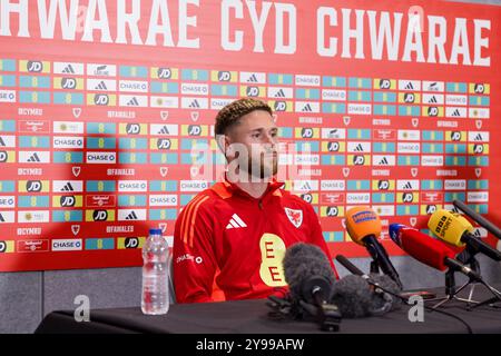 PONTYCLUN, GROSSBRITANNIEN. Oktober 2024. Wes Burns während einer Mediensitzung für Wales Senior MEN im Vale Resort vor dem Spiel der UEFA Nations League 2025 gegen Island im Laugardalsvöllur Stadium am 11. Oktober. (Bild von John Smith/FAW) Credit: Football Association of Wales/Alamy Live News Stockfoto