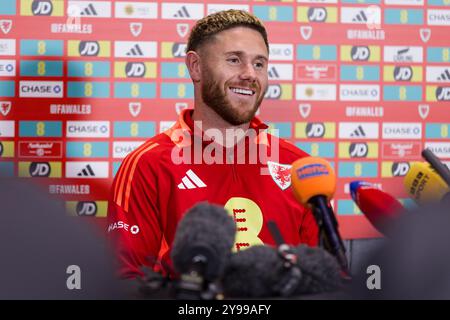 PONTYCLUN, GROSSBRITANNIEN. Oktober 2024. Wes Burns während einer Mediensitzung für Wales Senior MEN im Vale Resort vor dem Spiel der UEFA Nations League 2025 gegen Island im Laugardalsvöllur Stadium am 11. Oktober. (Bild von John Smith/FAW) Credit: Football Association of Wales/Alamy Live News Stockfoto