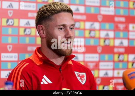 PONTYCLUN, GROSSBRITANNIEN. Oktober 2024. Wes Burns während einer Mediensitzung für Wales Senior MEN im Vale Resort vor dem Spiel der UEFA Nations League 2025 gegen Island im Laugardalsvöllur Stadium am 11. Oktober. (Bild von John Smith/FAW) Credit: Football Association of Wales/Alamy Live News Stockfoto