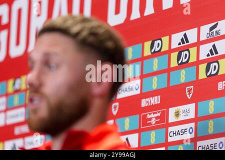 PONTYCLUN, GROSSBRITANNIEN. Oktober 2024. Wes Burns während einer Mediensitzung für Wales Senior MEN im Vale Resort vor dem Spiel der UEFA Nations League 2025 gegen Island im Laugardalsvöllur Stadium am 11. Oktober. (Bild von John Smith/FAW) Credit: Football Association of Wales/Alamy Live News Stockfoto