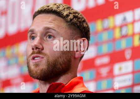 PONTYCLUN, GROSSBRITANNIEN. Oktober 2024. Wes Burns während einer Mediensitzung für Wales Senior MEN im Vale Resort vor dem Spiel der UEFA Nations League 2025 gegen Island im Laugardalsvöllur Stadium am 11. Oktober. (Bild von John Smith/FAW) Credit: Football Association of Wales/Alamy Live News Stockfoto