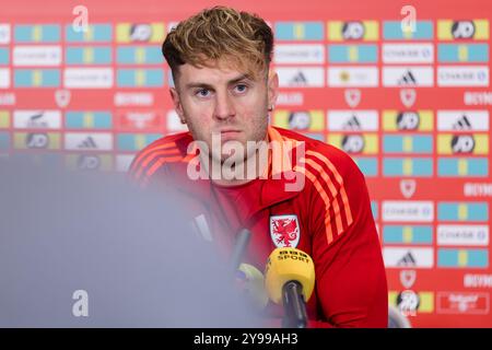 PONTYCLUN, GROSSBRITANNIEN. Oktober 2024. Joe Rodon aus Wales während einer Mediensitzung im Vale Resort vor dem Spiel der UEFA Nations League 2025 gegen Island im Laugardalsvöllur Stadium am 11. Oktober. (Bild von John Smith/FAW) Credit: Football Association of Wales/Alamy Live News Stockfoto