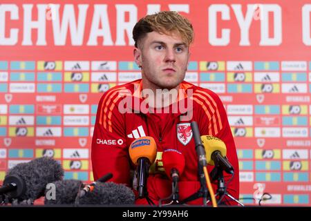 PONTYCLUN, GROSSBRITANNIEN. Oktober 2024. Joe Rodon aus Wales während einer Mediensitzung im Vale Resort vor dem Spiel der UEFA Nations League 2025 gegen Island im Laugardalsvöllur Stadium am 11. Oktober. (Bild von John Smith/FAW) Credit: Football Association of Wales/Alamy Live News Stockfoto