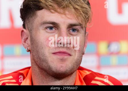 PONTYCLUN, GROSSBRITANNIEN. Oktober 2024. Joe Rodon aus Wales während einer Mediensitzung im Vale Resort vor dem Spiel der UEFA Nations League 2025 gegen Island im Laugardalsvöllur Stadium am 11. Oktober. (Bild von John Smith/FAW) Credit: Football Association of Wales/Alamy Live News Stockfoto