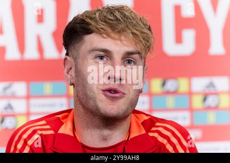 PONTYCLUN, GROSSBRITANNIEN. Oktober 2024. Joe Rodon aus Wales während einer Mediensitzung im Vale Resort vor dem Spiel der UEFA Nations League 2025 gegen Island im Laugardalsvöllur Stadium am 11. Oktober. (Bild von John Smith/FAW) Credit: Football Association of Wales/Alamy Live News Stockfoto