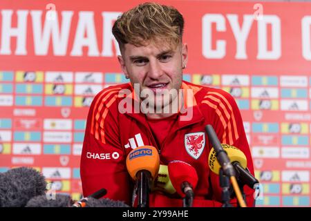 PONTYCLUN, GROSSBRITANNIEN. Oktober 2024. Joe Rodon aus Wales während einer Mediensitzung im Vale Resort vor dem Spiel der UEFA Nations League 2025 gegen Island im Laugardalsvöllur Stadium am 11. Oktober. (Bild von John Smith/FAW) Credit: Football Association of Wales/Alamy Live News Stockfoto