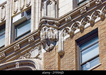 Grotesken schmücken die Fassade der Lafayette Hall, der NYU Residence Hall, die früher als Hallenbeck-Hungerford Building, 80 Lafayette Street bekannt war. Stockfoto