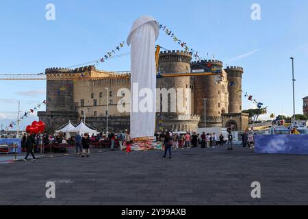 Mario Pesce s Pulcinella auf der Piazza Municipio Sie sind eine tolle Sache 9/10/2024 Neapel, Mario Pesces Werk Tu si na cosa Grande wurde in Piazza Municipio Napoli Piazza Municipio Campania ITALIA eröffnet Copyright: XFABIOxSASSOxxxFPA/AGFxFABIOxSASSOxFPA/AGFx IMG 5508 Stockfoto