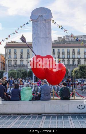 Mario Pesce s Pulcinella auf der Piazza Municipio Sie sind eine tolle Sache 9/10/2024 Neapel, Mario Pesces Werk Tu si na cosa Grande wurde in Piazza Municipio Napoli Piazza Municipio Campania ITALIA eröffnet Copyright: XFABIOxSASSOxxxFPA/AGFxFABIOxSASSOxFPA/AGFx IMG 5516 Stockfoto