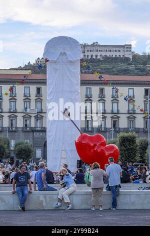 Mario Pesce s Pulcinella auf der Piazza Municipio Sie sind eine tolle Sache 9/10/2024 Neapel, Mario Pesces Werk Tu si na cosa Grande wurde in Piazza Municipio Napoli Piazza Municipio Campania ITALIA eröffnet Copyright: XFABIOxSASSOxxxFPA/AGFxFABIOxSASSOxFPA/AGFx IMG 5532 Stockfoto