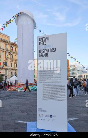 Mario Pesce s Pulcinella auf der Piazza Municipio Sie sind eine tolle Sache 9/10/2024 Neapel, Mario Pesces Werk Tu si na cosa Grande wurde in Piazza Municipio Napoli Piazza Municipio Campania ITALIA eröffnet Copyright: XFABIOxSASSOxxxFPA/AGFxFABIOxSASSOxFPA/AGFx IMG 5533 Stockfoto