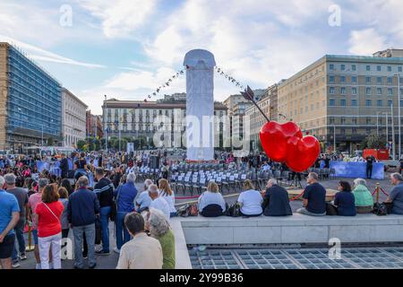 Mario Pesce s Pulcinella auf der Piazza Municipio Sie sind eine tolle Sache 9/10/2024 Neapel, Mario Pesces Werk Tu si na cosa Grande wurde in Piazza Municipio Napoli Piazza Municipio Campania ITALIA eröffnet Copyright: XFABIOxSASSOxxxFPA/AGFxFABIOxSASSOxFPA/AGFx IMG 5526 Stockfoto