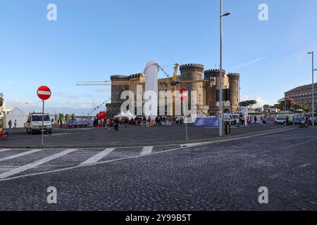 Mario Pesce s Pulcinella auf der Piazza Municipio Sie sind eine tolle Sache 9/10/2024 Neapel, Mario Pesces Werk Tu si na cosa Grande wurde in Piazza Municipio Napoli Piazza Municipio Campania ITALIA eröffnet Copyright: XFABIOxSASSOxxxFPA/AGFxFABIOxSASSOxFPA/AGFx IMG 5506 Stockfoto