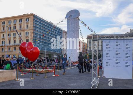 Mario Pesce s Pulcinella auf der Piazza Municipio Sie sind eine tolle Sache 9/10/2024 Neapel, Mario Pesces Werk Tu si na cosa Grande wurde in Piazza Municipio Napoli Piazza Municipio Campania ITALIA eröffnet Copyright: XFABIOxSASSOxxxFPA/AGFxFABIOxSASSOxFPA/AGFx IMG 5512 Stockfoto