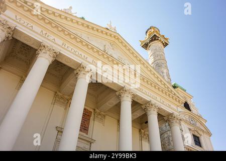 WIEN, ÖSTERREICH - 29. JULI 2021: Details zu Säulen und architektonischen Merkmalen der Karlskirche Wien Stockfoto