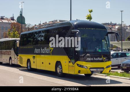 WIEN, ÖSTERREICH - 29. JULI 2021: Neoplan Tourliner Luxusbus des Verkehrsunternehmens Stern Hafferl Stockfoto