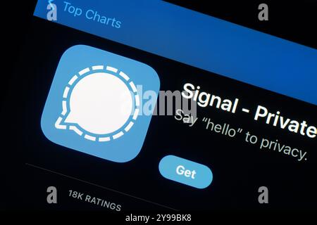 OSTRAVA, TSCHECHIEN - 27. JULI 2024: App Store mit Signal Secure Mobile Messenger App wird installiert Stockfoto