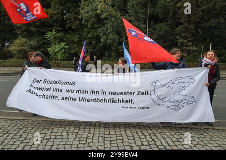 Nein zu Krieg und Hochrüstung Ja zu Frieden und internationaler Solidarität. Es ist kurz vor 12 Widerstand und Protest jetzt es liegt an uns Friedenssternmarsch, 3.10.2024 Berlin *** Nein zu Krieg und Bewaffnung Ja zu Frieden und internationaler Solidarität fast 12 Widerstand und Protest jetzt liegt es uns an Friedenssternmarsch, 3 10 2024 Berlin Stockfoto