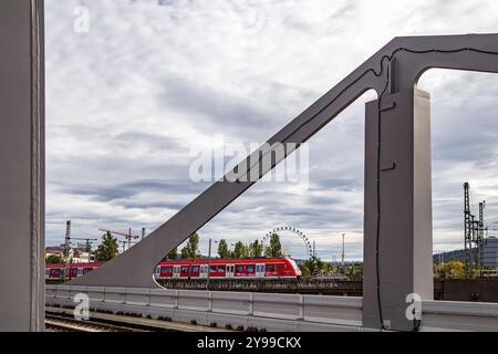 Belastungstest auf der Neckarbrücke in Stuttgart. Hauptträger, Stahlsegel und Masten wurden vorab verdrahtet und mit Messsenoren versehen. Aufgrund der außergewöhnlichen Konstruktion sind maßtechnische Kontrollen vor Inbetriebnahme verpflichtend. Zwei Güterzüge mit zusammen 960 Tonnen Gewicht belasten dabei die 345 Meter lange Brücke über den Neckar. Die Brücke ist Teil des Großprojekts Stuttgart 21. // 09.10.2024: Stuttgart, Baden-Württemberg, Deutschland, Europa *** Belastungsprüfung an der Neckarbrücke in Stuttgart Hauptträger, Stahlsegel und Masten wurden vorab verdrahtet und mit Vermessung versehen Stockfoto