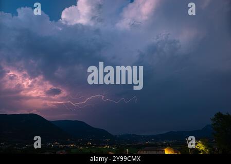 Blitze blitzen von Wolken zu Wolken bei einem heftigen Gewitter über den italienischen Alpen östlich des Gardasees. Stockfoto