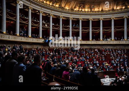 FRANKREICH-POLITIK-REGIERUNG-PARLAMENT das Assemblee nationale, das französische Parlament, am Tag des Misstrauensantrags gegen die Regierung von Premier Michel Barnier. In Paris, 8. Oktober 2024. PARIS ILE-DE-FRANCE FRANKREICH URHEBERRECHT: XANDREAXSAVORANIXNERIX FRANCE-POLITICS-GOVERNMENT-PARLI ASAVORANINERI-12 Stockfoto