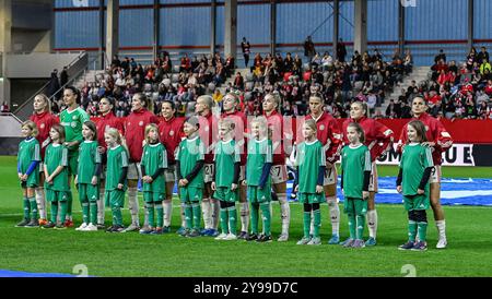München, Deutschland. Oktober 2024. Die Startelf der Bayern Frauen mit den Einlaufkindern. GER, FC Bayern München gegen Arsenal WFC, Fussball, UEFA Womans Champions League, Gruppe C, 1. Spieltag, Saison 2024/2025, 09.10.2024. Foto: Eibner-Pressefoto/Heike feiner Credit: dpa/Alamy Live News Stockfoto