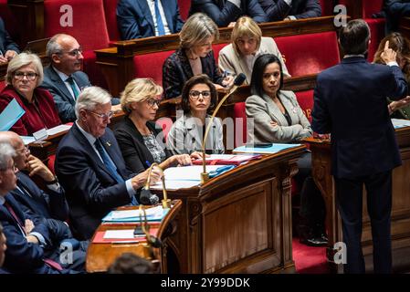 FRANKREICH-POLITIK-REGIERUNG-PARLAMENT Michel Barnier, Premierminister 1. L, Nathalie Delattre, beigeordnete Ministerin des Premierministers, zuständig für die Beziehungen zum Parlament 2. Aus L, Rachida Dati, Kulturministerin 3. Aus L, Salima See, Staatssekretärin des Ministers für Solidarität und Chancengleichheit L, in der ersten Reihe der Regierungsbänke im Parlament während der Rede von Innenminister Bruno Retailleau, sichtbar von hinten. In Paris, 8. Oktober 2024. PARIS ILE-DE-FRANCE FRANKREICH URHEBERRECHT: XANDREAXSAVORANIXNERIX FRANCE-POLITICS-GOVERNMENT-PARLI ASAVORANINERI-42 Stockfoto