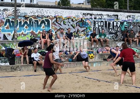 Berlin, Deutschland - 3. August 2024: Ein Volk in der Nähe der East Side Gallery an der Berliner Mauer. Stockfoto
