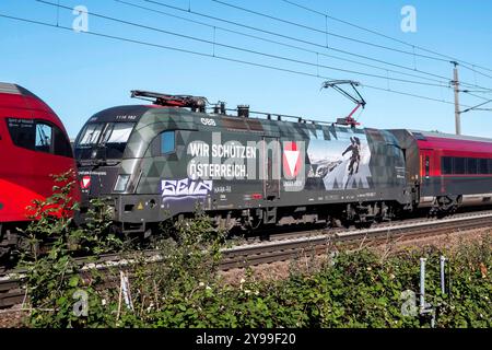 Wels, Österreich. 9. Oktober 2024 Railjet auf der Weststrecke nahe Welser Hauptbahnhof. Nach den schweren Unwetterschäden in Österreich wird ab morgen wieder ein Betrieb vier Mal stündlich von Westbahn und ÖBB zwischen Salzburg und Wien möglich sein. *** Wels, Österreich 9. Oktober 2024 Railjet auf der Weststrecke nahe dem Wels Hauptbahnhof nach den schweren Sturmschäden in Österreich können Westbahn und ÖBB ab morgen wieder viermal pro Stunde zwischen Salzburg und Wien verkehren Stockfoto