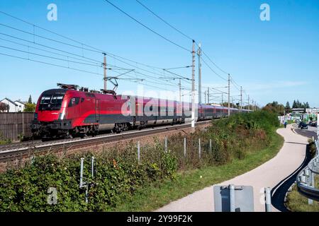 Wels, Österreich. 9. Oktober 2024 Railjet auf der Weststrecke nahe Welser Hauptbahnhof. Nach den schweren Unwetterschäden in Österreich wird ab morgen wieder ein Betrieb vier Mal stündlich von Westbahn und ÖBB zwischen Salzburg und Wien möglich sein. *** Wels, Österreich 9. Oktober 2024 Railjet auf der Weststrecke nahe dem Wels Hauptbahnhof nach den schweren Sturmschäden in Österreich können Westbahn und ÖBB ab morgen wieder viermal pro Stunde zwischen Salzburg und Wien verkehren Stockfoto