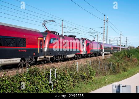 Wels, Österreich. 9. Oktober 2024 Railjet auf der Weststrecke nahe Welser Hauptbahnhof. Nach den schweren Unwetterschäden in Österreich wird ab morgen wieder ein Betrieb vier Mal stündlich von Westbahn und ÖBB zwischen Salzburg und Wien möglich sein. *** Wels, Österreich 9. Oktober 2024 Railjet auf der Weststrecke nahe dem Wels Hauptbahnhof nach den schweren Sturmschäden in Österreich können Westbahn und ÖBB ab morgen wieder viermal pro Stunde zwischen Salzburg und Wien verkehren Stockfoto