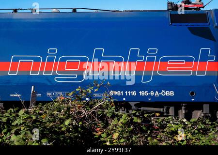 Wels, Österreich. 9. Oktober 2024 Nighjet Lok auf der Weststrecke nahe Welser Hauptbahnhof. Nach den schweren Unwetterschäden in Österreich wird ab morgen wieder ein Betrieb vier Mal stündlich von Westbahn und ÖBB zwischen Salzburg und Wien möglich sein. *** Wels, Österreich 9. Oktober 2024 Nighjet-Lokomotive auf der Weststrecke nahe dem Wels Hauptbahnhof nach den schweren Sturmschäden in Österreich können Westbahn und ÖBB ab morgen wieder viermal pro Stunde zwischen Salzburg und Wien fahren Stockfoto