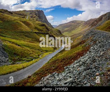 Ein Landschaftsblick auf die Spitze der B5289 Honister Pass Road von der Honister Slate Mine im English Lake District National Park in einem sonnigen Sommer Stockfoto