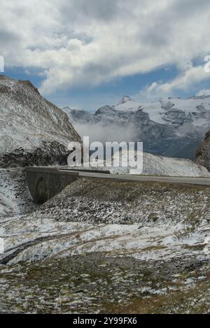 Malerischer Blick auf den Col de l'iseran-Pass in Frankreich mit schneebedeckten Gipfeln, einer gewundenen Straße und dramatischen alpinen Landschaften Stockfoto